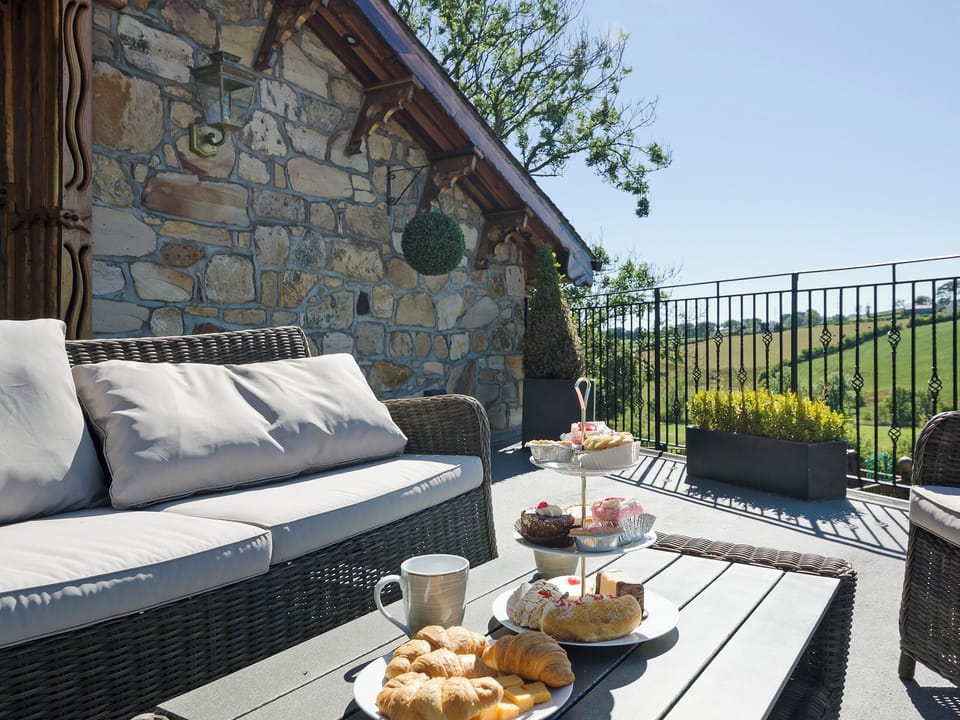 Relaxing balcony with wonderful views | Tennox Parlour - Tennox Farm, Kilbirnie