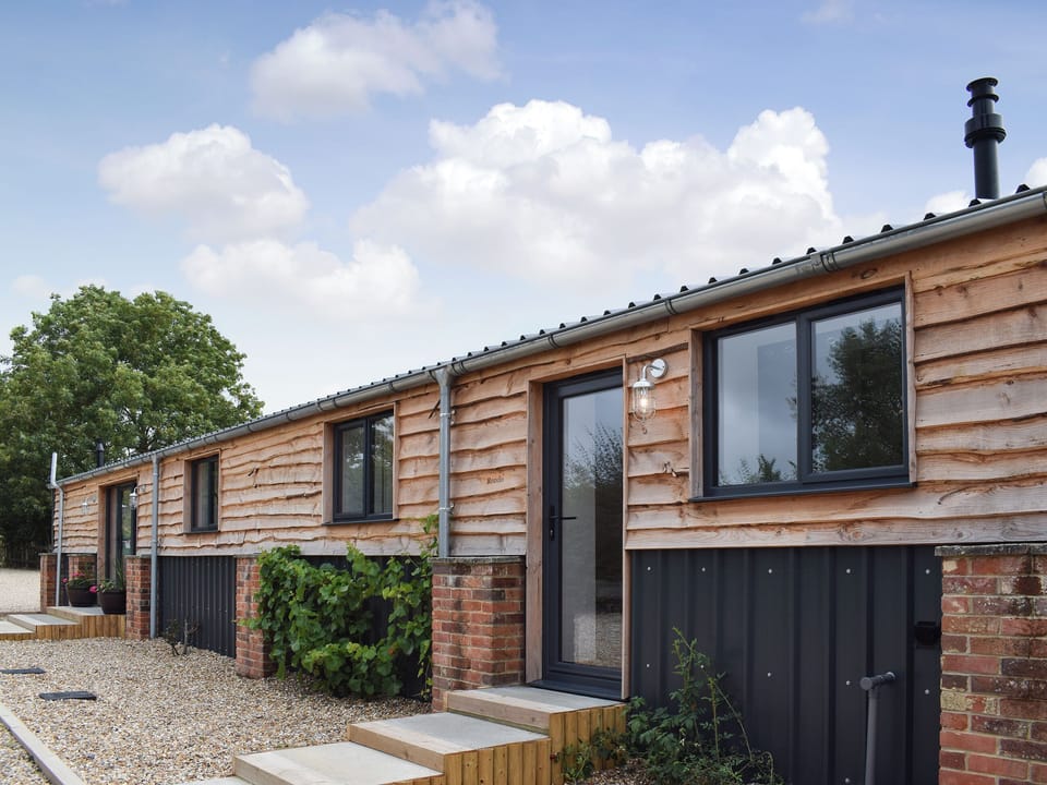 Single-storey terraced property | Rondo - Rossiter&rsquo;s Vineyard Barn, Wellow, near Yarmouth