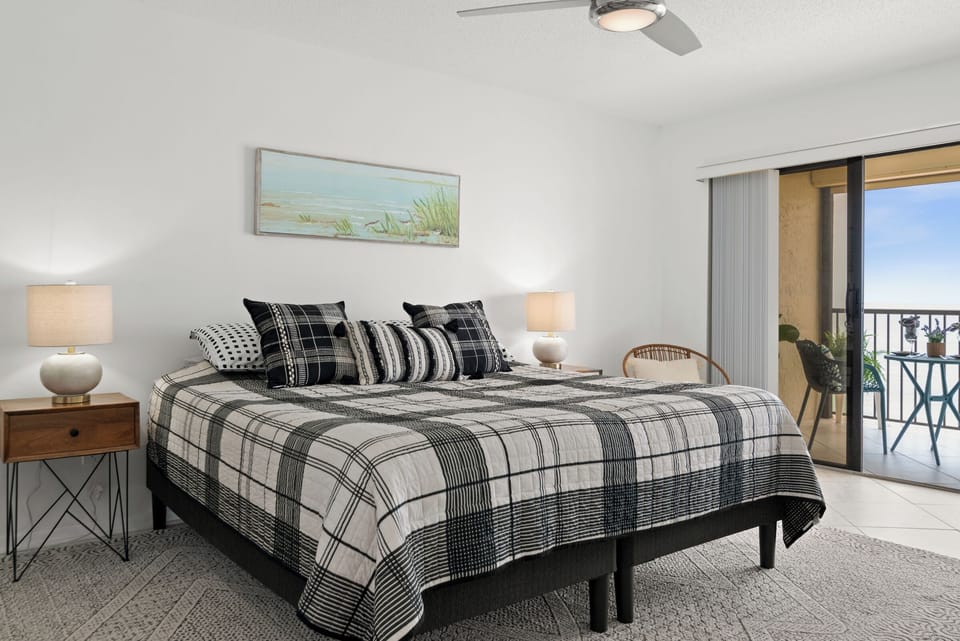 Bedroom with king size bed 