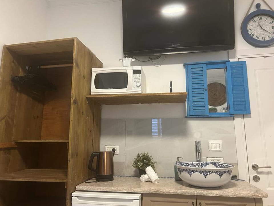 Dolphin Room | Private kitchen | Mini-fridge, microwave, oven, dishwasher