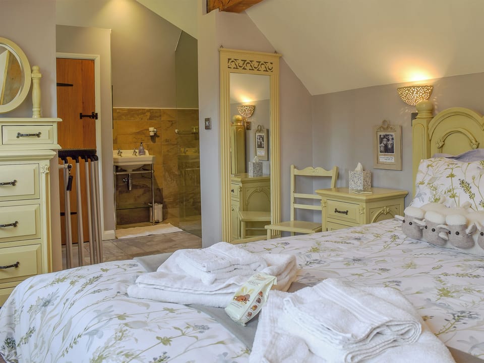 Comfortable double bedroom with en-suite shower room | Cottage Retreat, Harvington, near Evesham