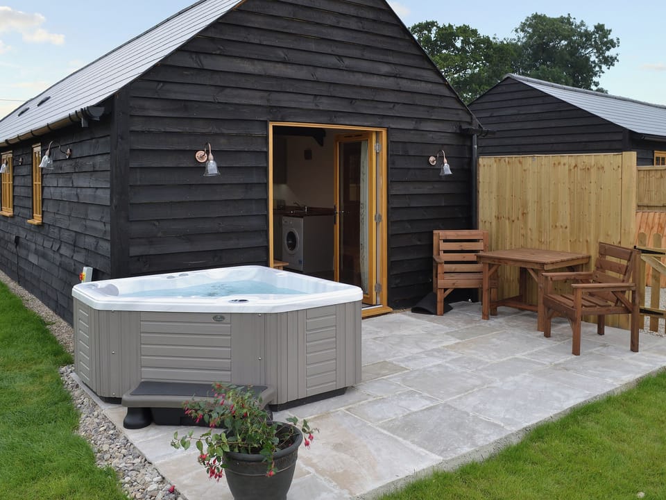 Private hot tub | Saddlers Cottage - Old Chalksole Cottages, Alkham, near Dover