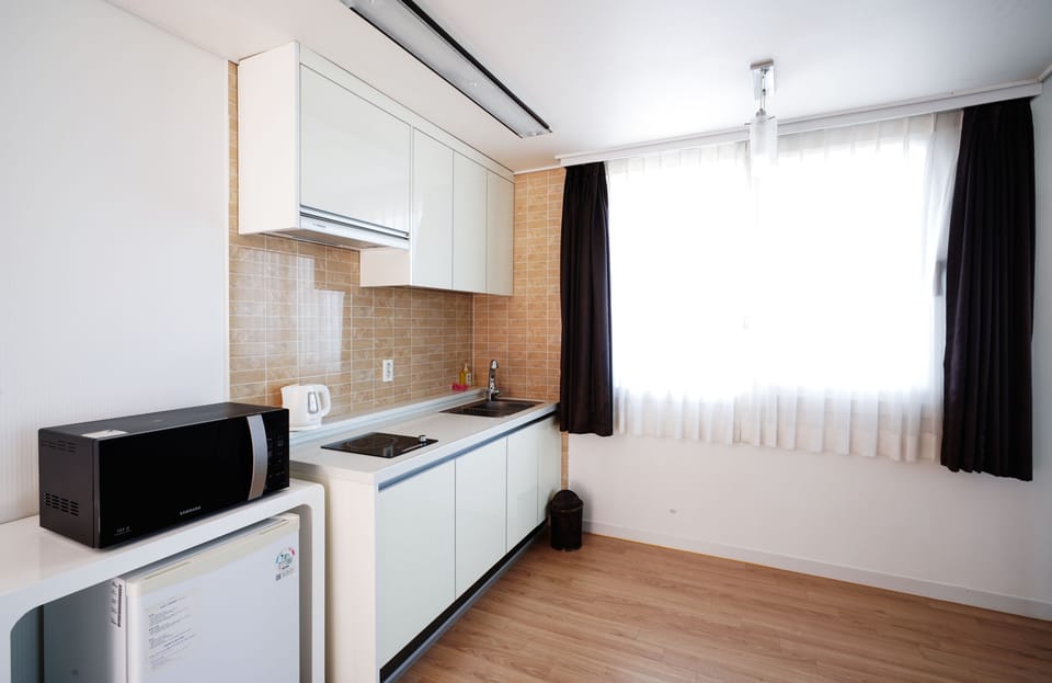 Deluxe Double Room | Private kitchenette | Fridge, microwave, cookware/dishes/utensils