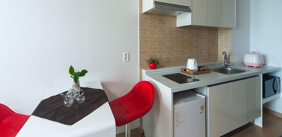 Standard Double Room | Private kitchenette | Fridge, microwave, cookware/dishes/utensils