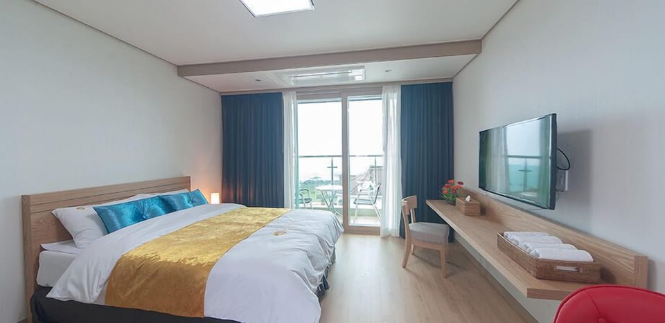 Deluxe Double Room | Desk, blackout drapes, soundproofing, iron/ironing board