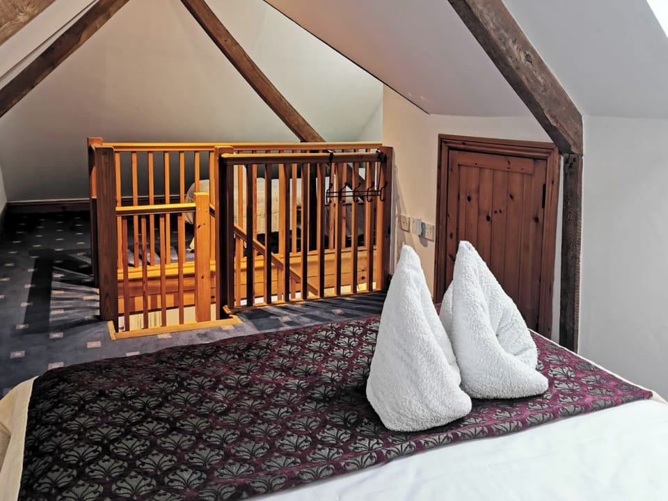 Double bedroom | White Wing - The Compasses Inn Cottages, Damerham, near Fordingbridge