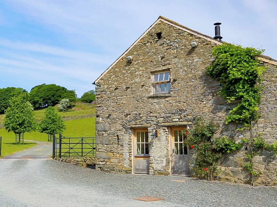 Delightful property | Otter Tarn: Mungeon Barn - Otter Tarn, Backbarrow, near Newby Bridge