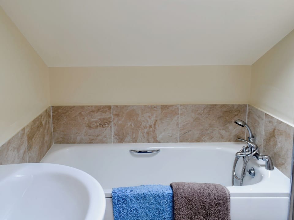 En-suite bathroom | The Coach House, East Burton, near Wareham