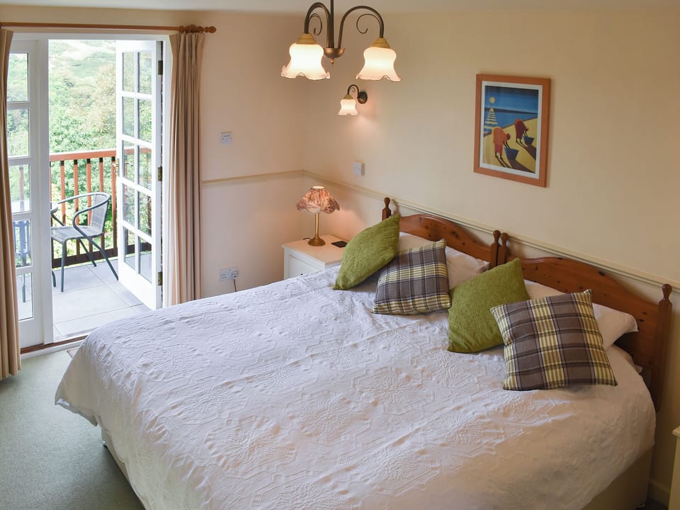 Bedroom with twin/superkingsize beds | Little Larnick, Looe
