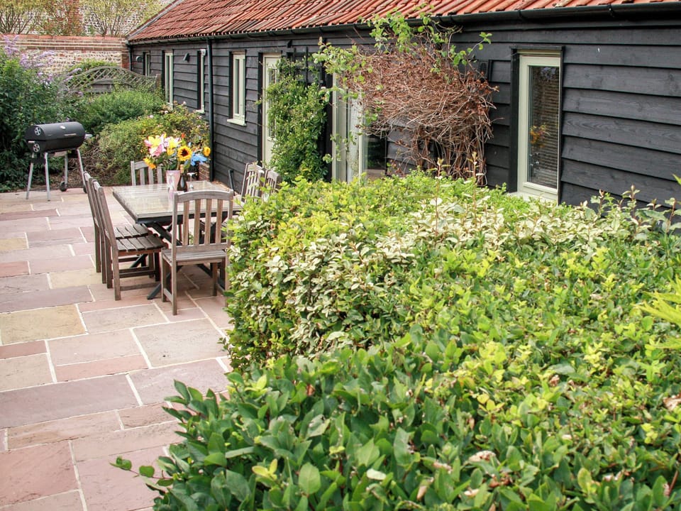 Outdoor area | Squirrel&rsquo;s Drey - Manor Farm Barns, Witton, near Happisburgh