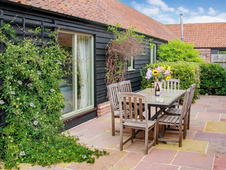 Outdoor area | Squirrel&rsquo;s Drey - Manor Farm Barns, Witton, near Happisburgh
