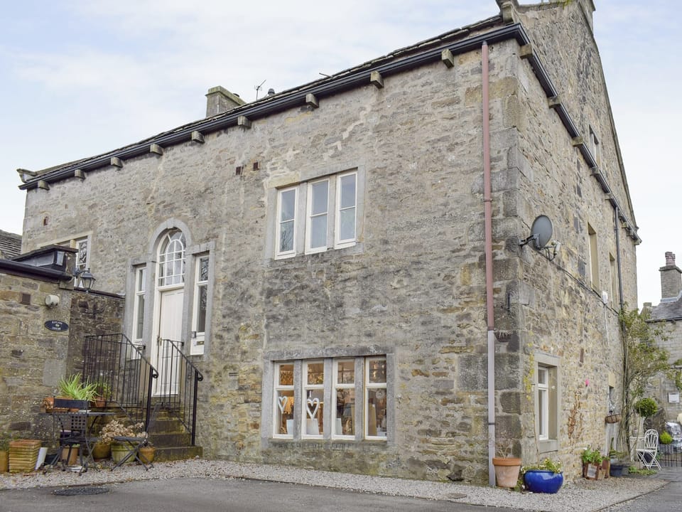 Stunning Grade II Listed stone-built holiday home, with parking, in the heart of the village | Kelvin House, Grassington, near Skipton