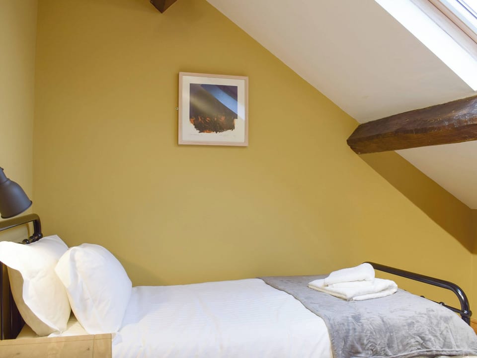 Light and airy twin bedroom | Kelvin House, Grassington, near Skipton
