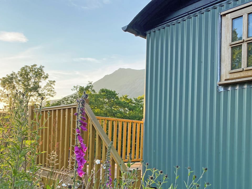 Exterior | Corran Shepherd&rsquo;s Hut, Corran