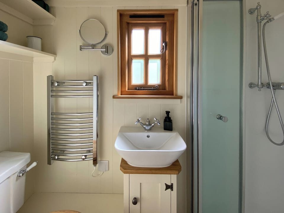 Bathroom | Corran Shepherd&rsquo;s Hut, Corran