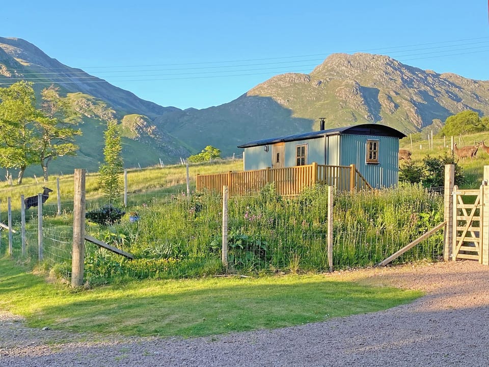 Exterior | Corran Shepherd&rsquo;s Hut, Corran