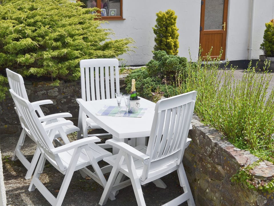 Sitting-out-area | Trecan Farm Cottages - Linhay, Lanreath, nr. Lostwithiel