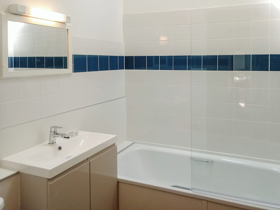 Bathroom | Warren Cottage - Stowford Lodge Holiday Cottages, Langtree, near Great Torrington