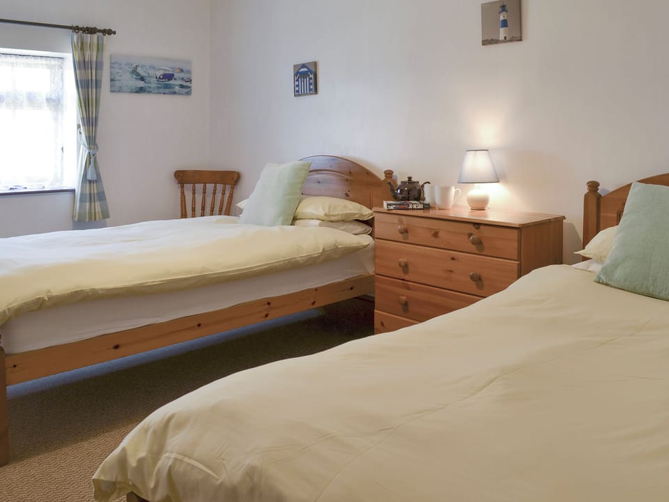 Comfortable twin bedroom | Tarquol Cottage - Stowford Lodge Holiday Cottages, Langtree, near Great Torrington