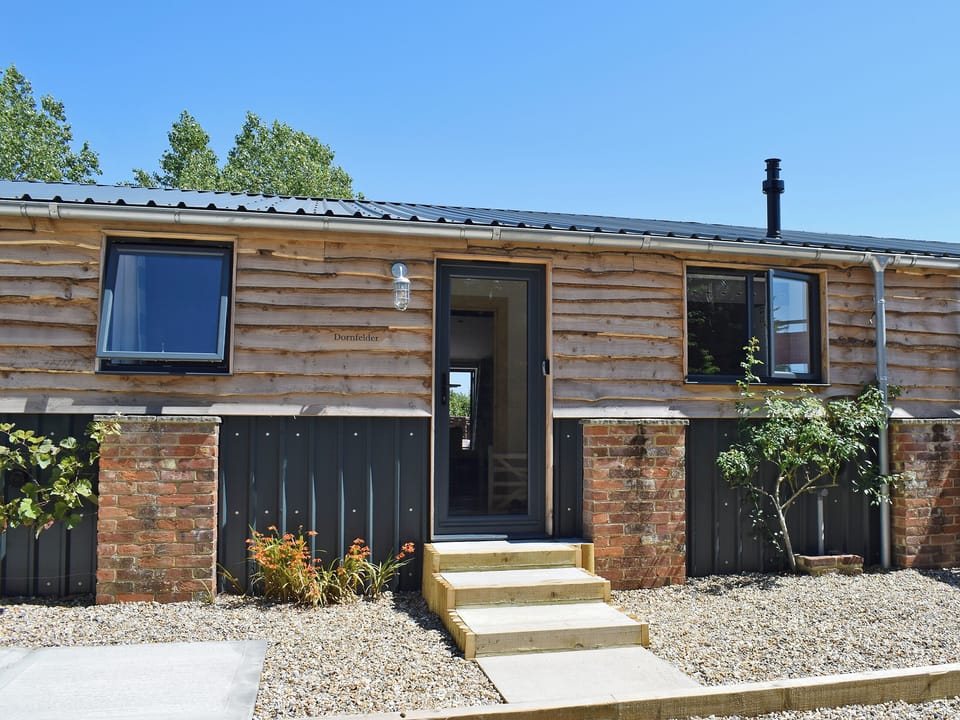 Stunning single-storey terraced property | Dornfelder - Rossiter&rsquo;s Vineyard Barn, Wellow, near Yarmouth