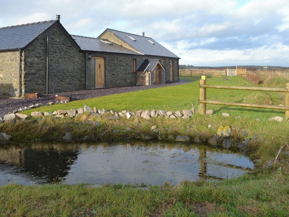 Picturesque holiday home | Lapwing Cottage - Cerrig Cottages, Caergeiliog, near Rhosneigr