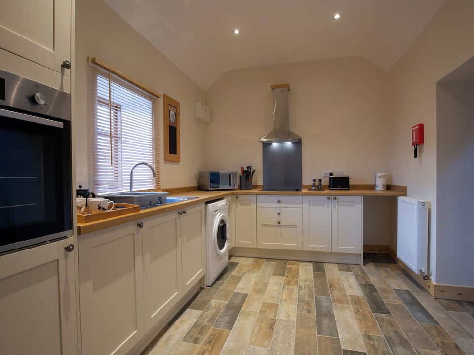 Well-equipped fitted kitchen | Lapwing Cottage - Cerrig Cottages, Caergeiliog, near Rhosneigr