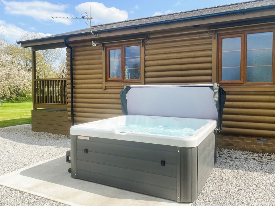 Hot tub | Tarka&rsquo;s Holt Log Cabin - Stowford Lodge Holiday Cottages, Langtree, near Great Torrington