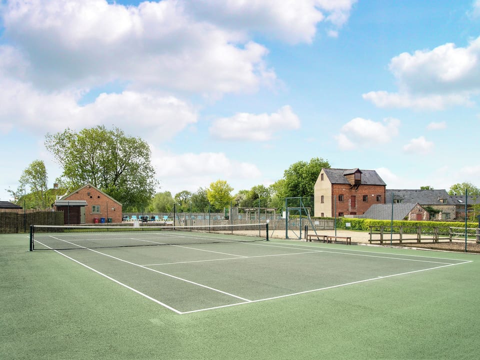 Shared tennis court | Cotswold Water Park