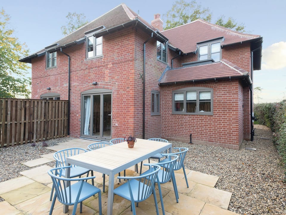 Sitting-out-area | Meadowsweet Cottage - Swardeston Cottages, Swardeston, near Mulbarton