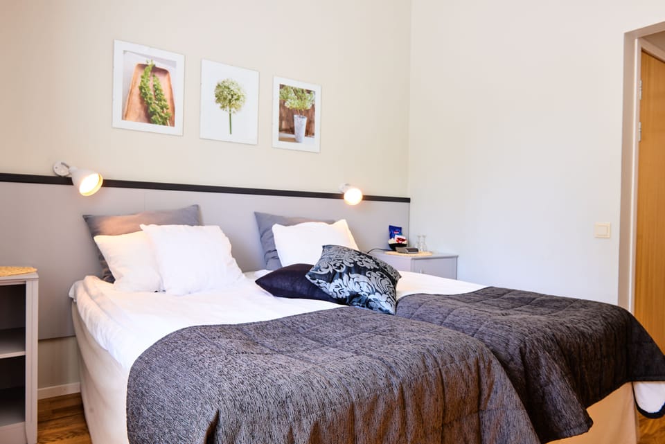 Standard Twin Room, 2 Twin Beds | Minibar, in-room safe, desk, iron/ironing board