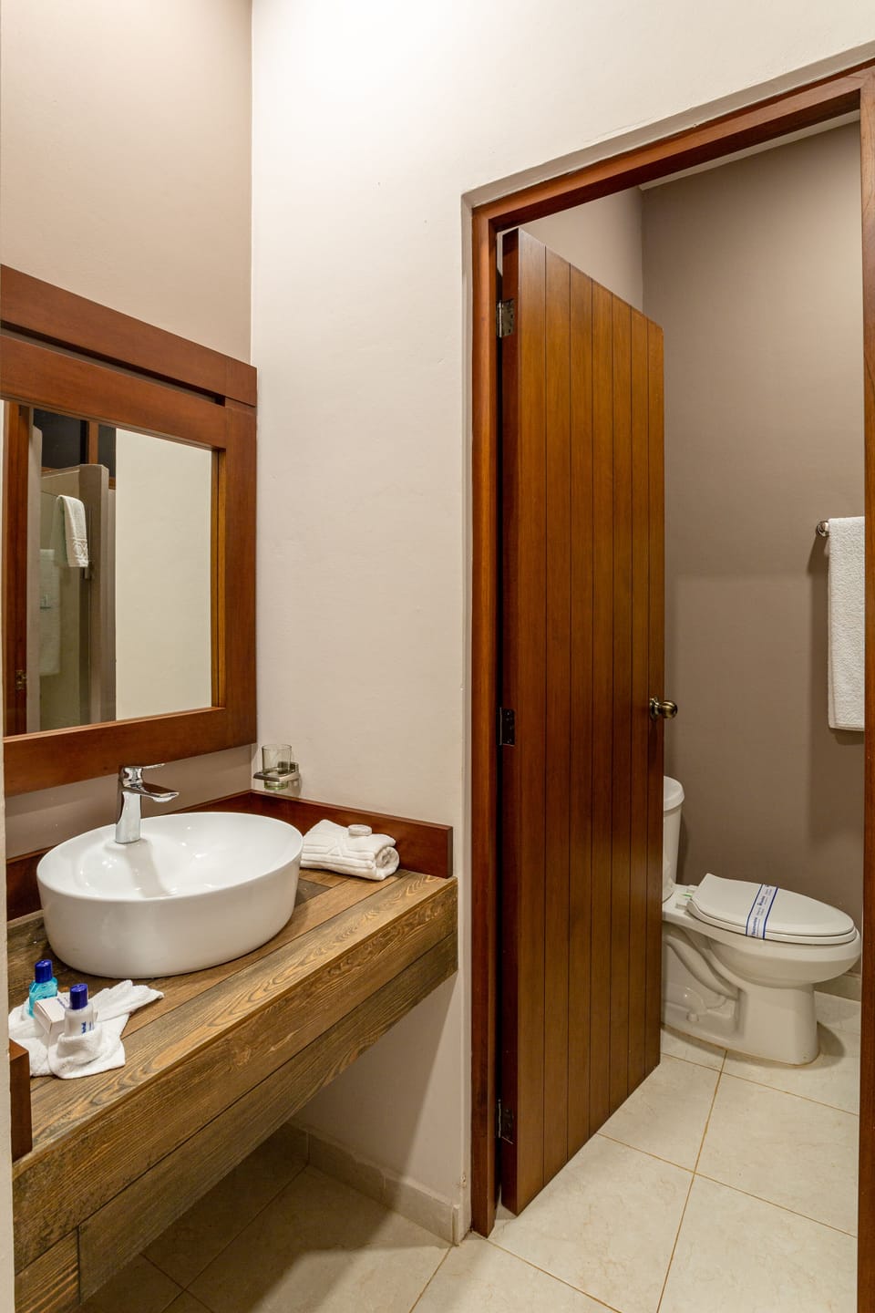 Standard Double Room | Bathroom | Bathtub, towels, soap, shampoo