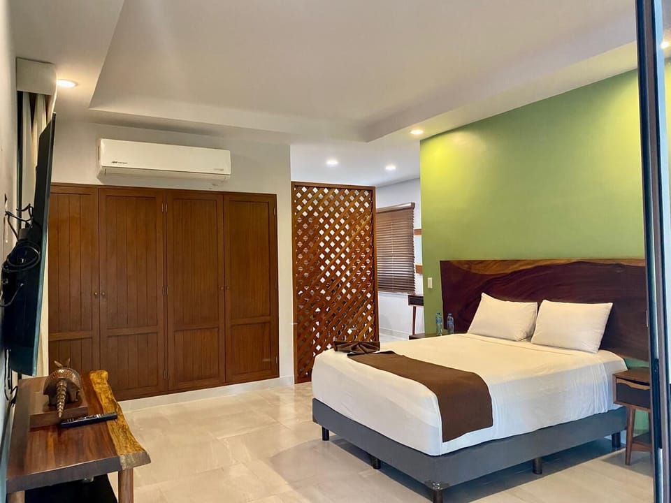 Junior Room | Desk, bed sheets
