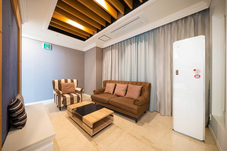 Royal Twin Room | Living area | 55-inch LCD TV with cable channels, TV, Netflix