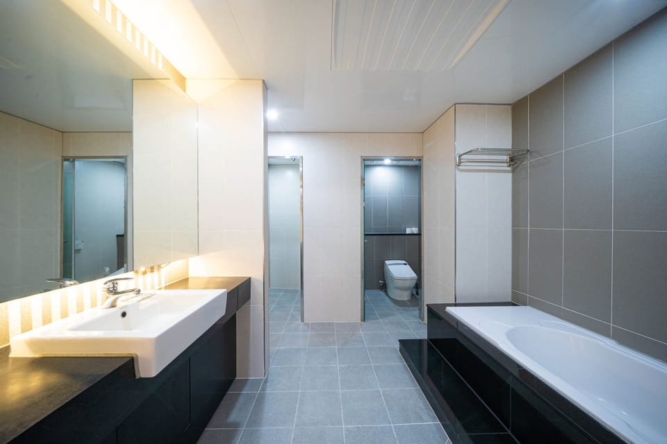 Royal Twin Room | Bathroom | Deep soaking tub, free toiletries, hair dryer, bathrobes