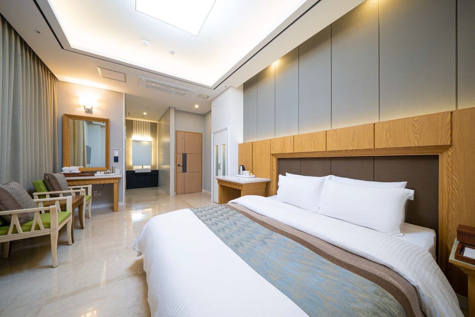 Standard Double Room | Desk, blackout drapes, soundproofing, free WiFi