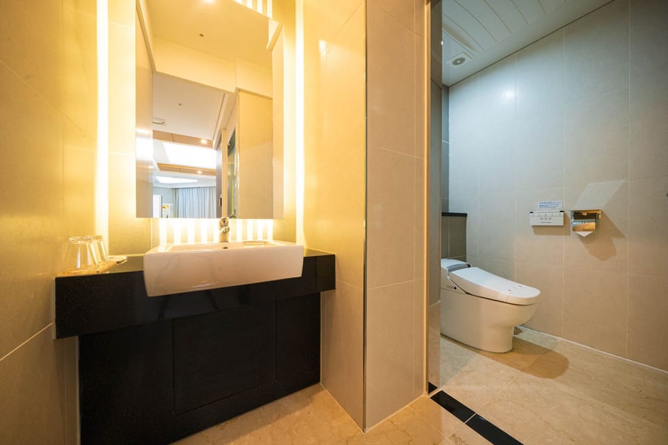 Deep soaking tub, free toiletries, hair dryer, bathrobes