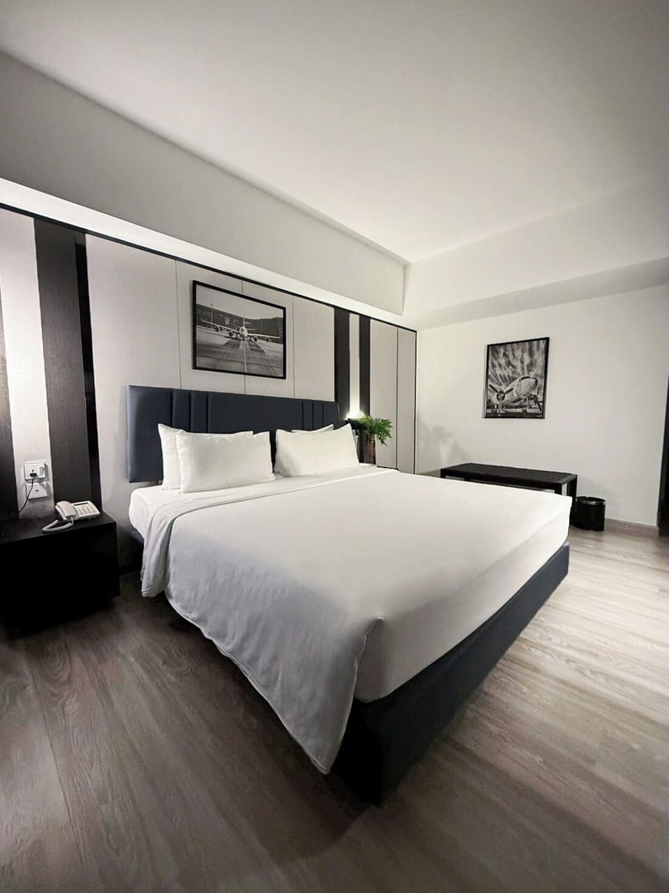Suite | Desk, laptop workspace, soundproofing, free WiFi