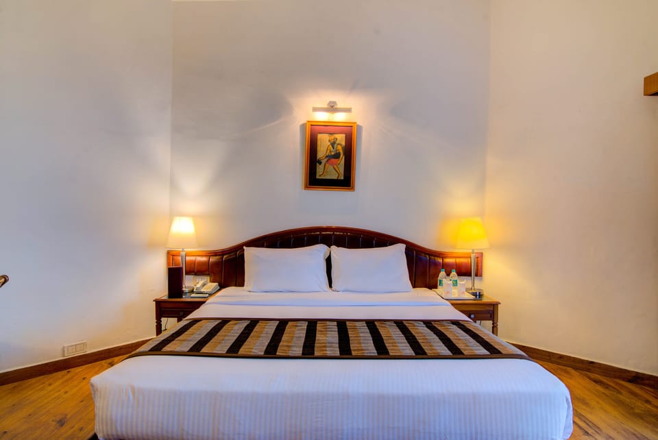 Deluxe Room | Hypo-allergenic bedding available, minibar, in-room safe, desk