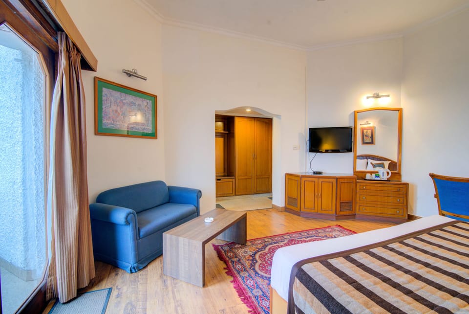 Deluxe Room | Hypo-allergenic bedding available, minibar, in-room safe, desk