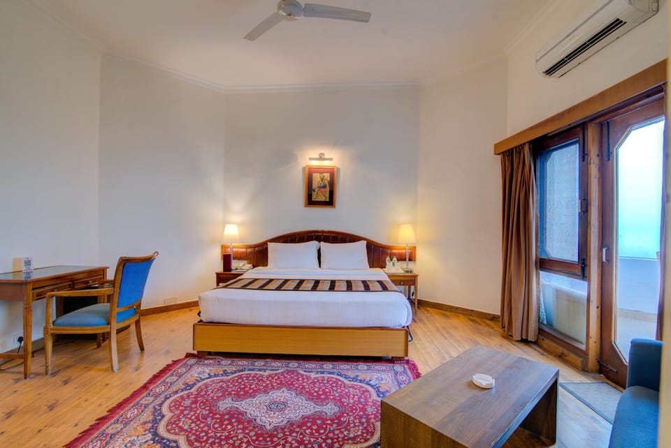 Deluxe Room | Hypo-allergenic bedding available, minibar, in-room safe, desk