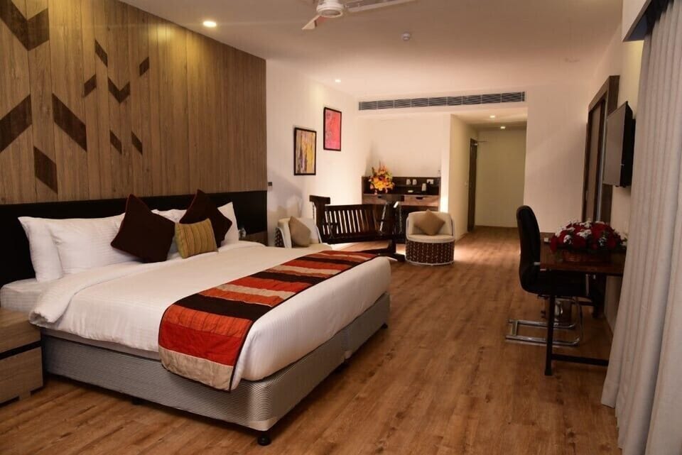 Executive Suite | Hypo-allergenic bedding available, in-room safe, desk