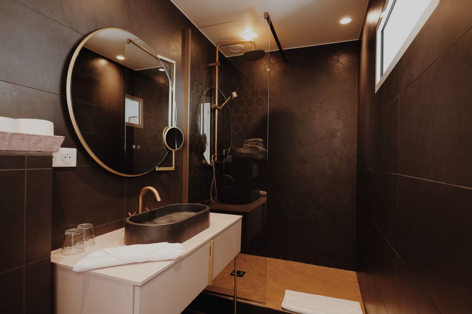 Chambre Front De Mer Terrasse SPA | Bathroom | Free toiletries, hair dryer, bathrobes, slippers