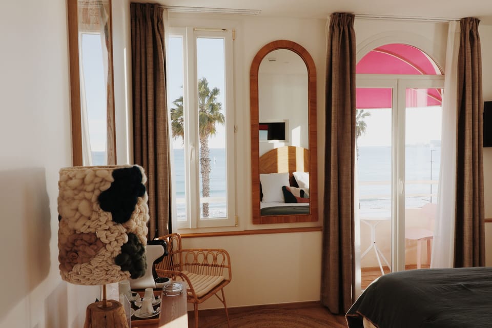 Chambre Front De Mer Balcon | Premium bedding, individually decorated, individually furnished, desk