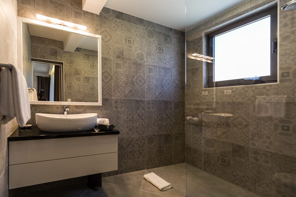 Deluxe Double Room | Bathroom | Shower, rainfall showerhead, free toiletries, hair dryer