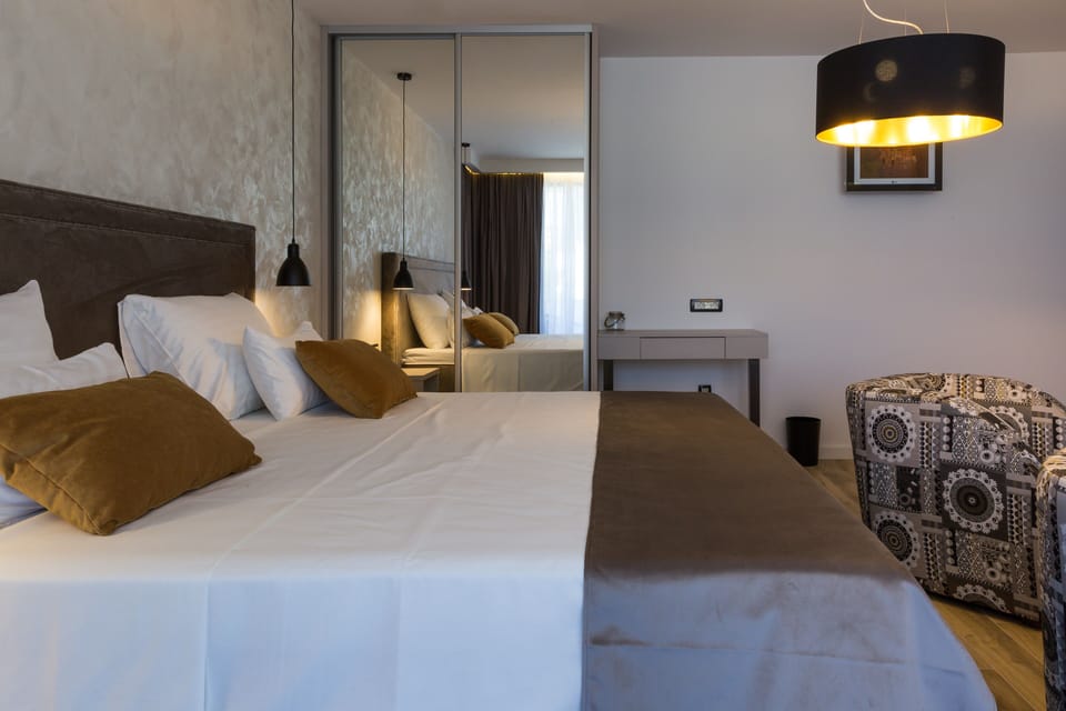 Deluxe Double Room | Minibar, in-room safe, desk, laptop workspace