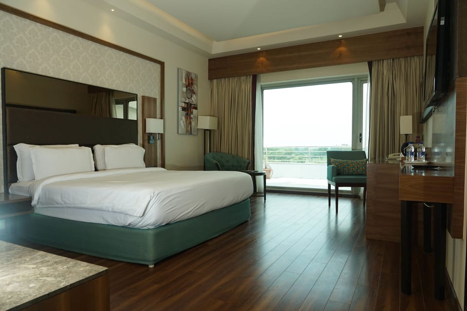 Deluxe Room | Minibar, in-room safe, desk, WiFi (free)