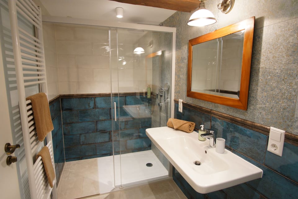 Classic Single Room, Garden View | Bathroom | Hair dryer, towels
