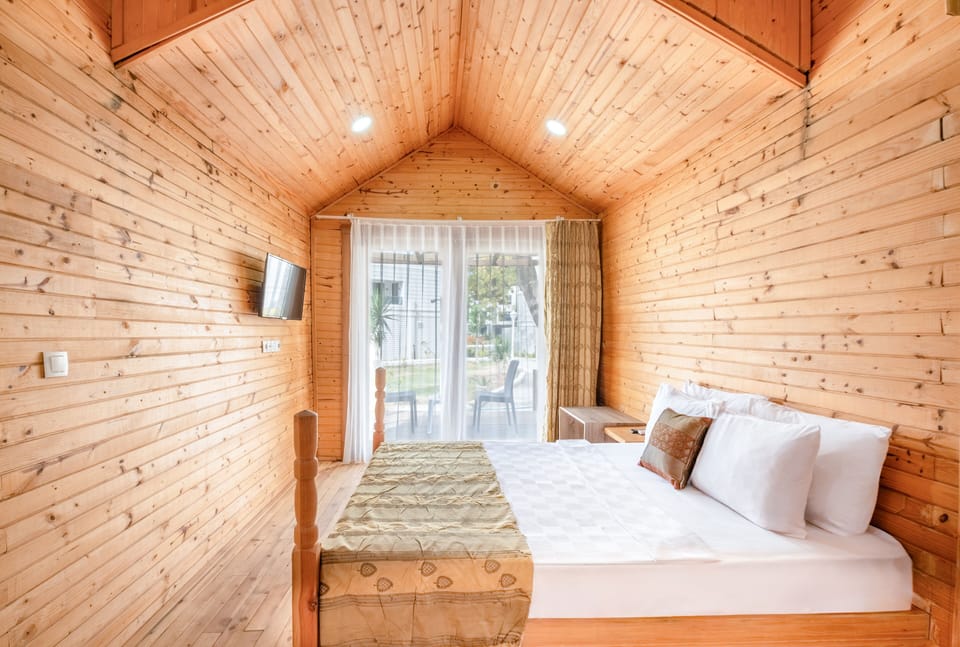 Classic Tree House | In-room safe, soundproofing, bed sheets
