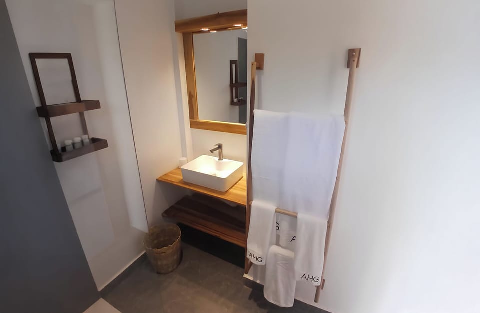 Superior Room | Bathroom | Shower, rainfall showerhead, hair dryer, towels