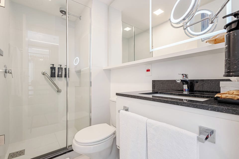 Superior Room, 2 Single Beds | Bathroom | Shower, rainfall showerhead, free toiletries, hair dryer